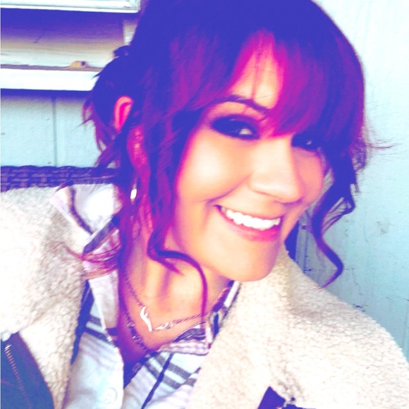 Meet your Posher, Lydia - Picture 1 of 1